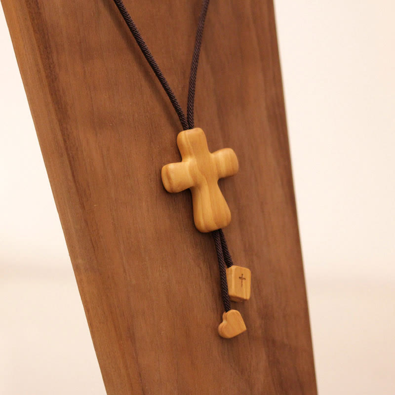 Christianartworkshop Collier pendentif croix en bois d'olivier raffiné avec détails gravés : un emblème de dévotion inébranlable - image 2
