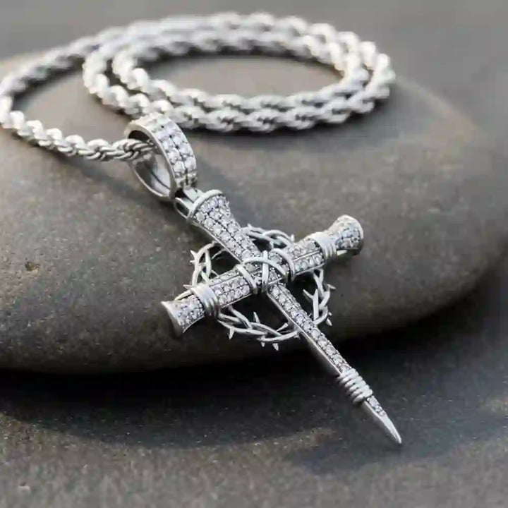 Collier croix en zircon pavé avec couronne d'épines, signé Christianartworkshop : un rappel de l'amour divin - image 2