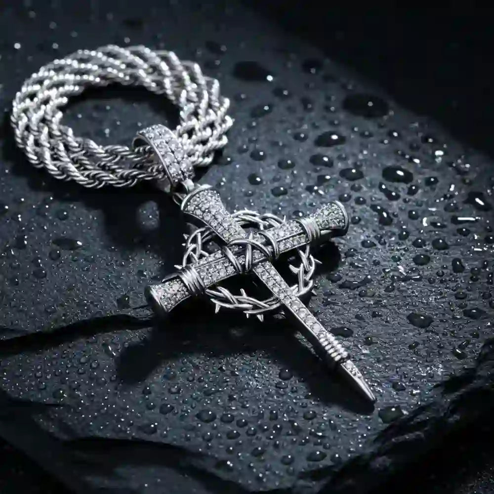 Collier croix en zircon pavé avec couronne d'épines, signé Christianartworkshop : un rappel de l'amour divin - image 3
