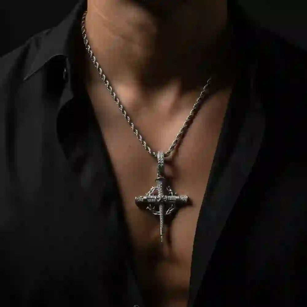 Christianartworkshop Collier croix pavée de zircon avec couronne d'épines : un rappel de l'amour divin - image 1