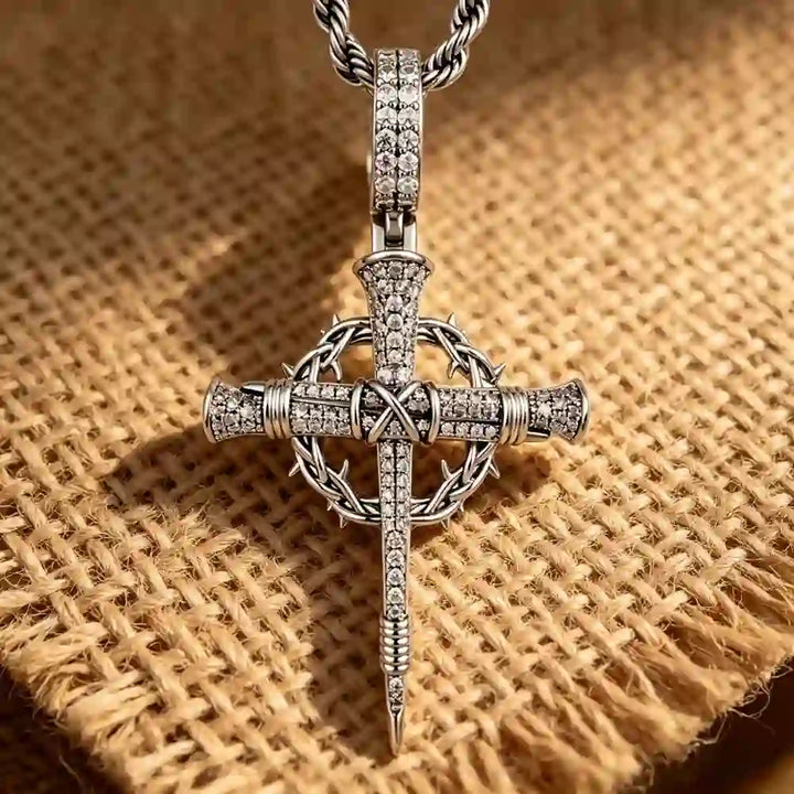 Collier croix en zircon pavé avec couronne d'épines, signé Christianartworkshop : un rappel de l'amour divin - image 4