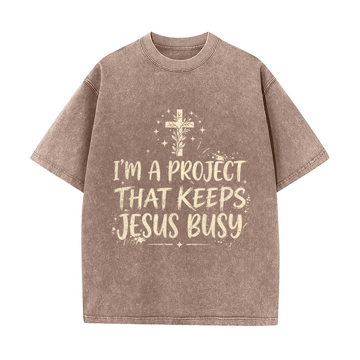 Christianartworkshop T-shirt unisexe délavé « Je suis un projet qui occupe Jésus » (Citation humoristique sur la foi) - Brun - 5XL - image 1