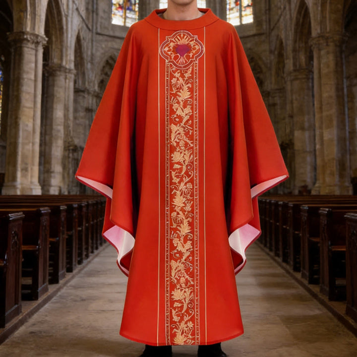 Chasuble Christianartworkshop ornée d'un blason du Sacré-Cœur et d'un motif floral. - Rouge - Taille unique convenant à la plupart des morphologies - image 3