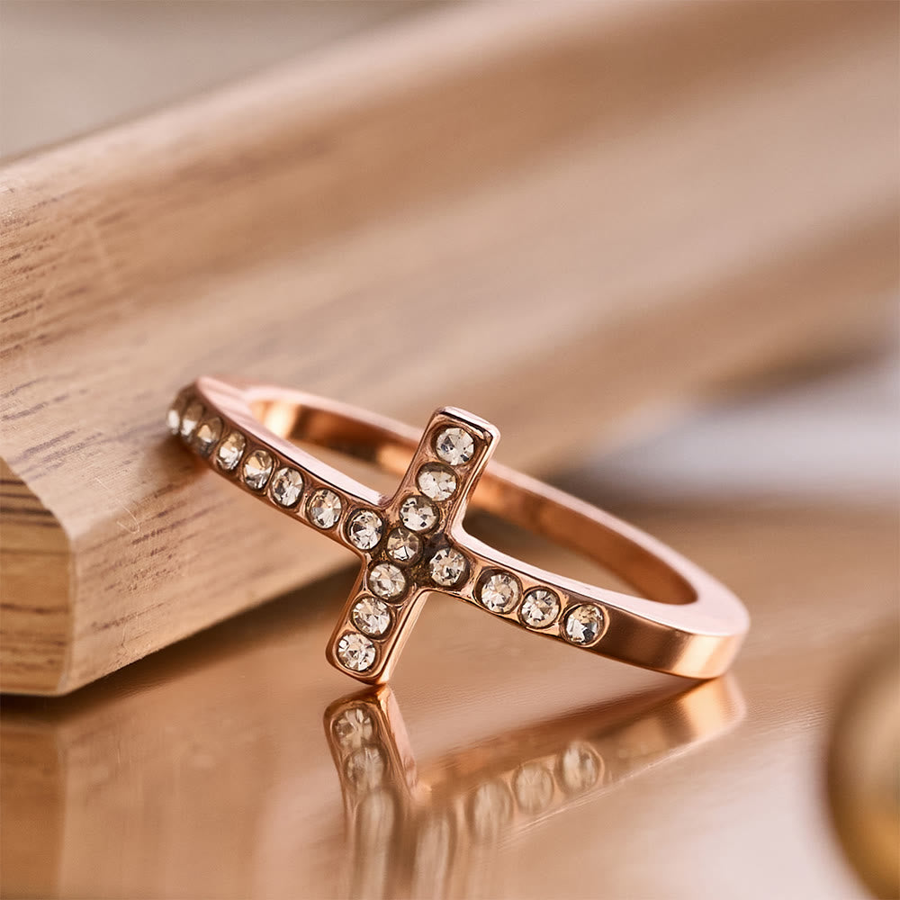 Christianartworkshop Bague délicate en zircon sertie de pierres sur toute sa surface, formant une croix latérale : un symbole de grâce divine discrète - image 7
