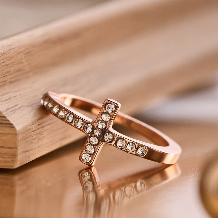 Christianartworkshop Bague délicate en zircon sertie de pierres sur toute sa surface, formant une croix latérale : un symbole de grâce divine discrète - image 7