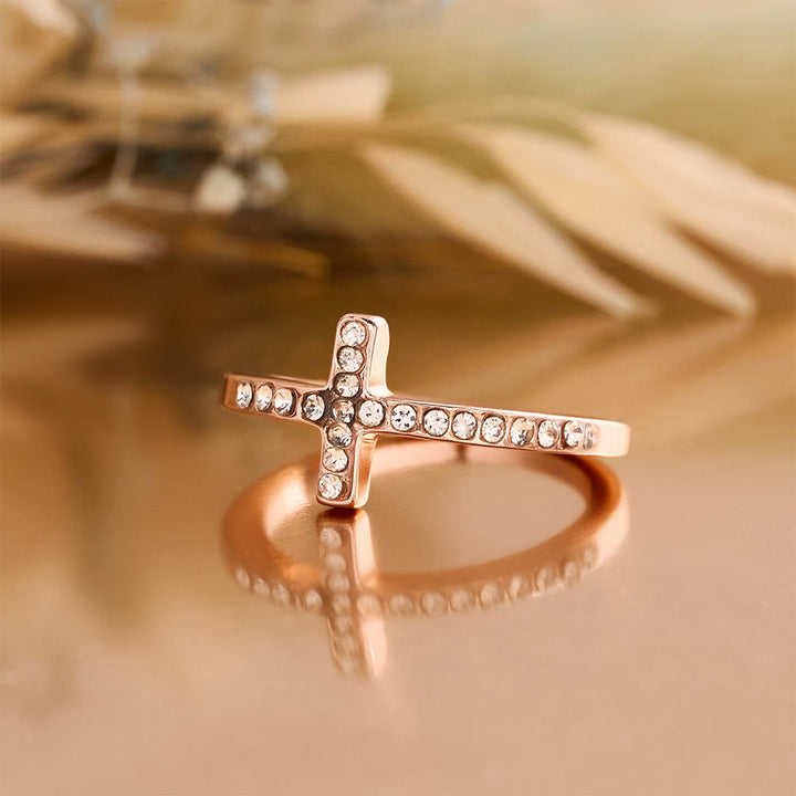 Christianartworkshop Bague délicate en zircon sertie de pierres sur toute sa surface, formant une croix latérale : un symbole de grâce divine discrète - image 9