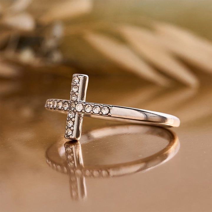 Christianartworkshop Bague délicate en zircon sertie de pierres sur toute sa surface, formant une croix latérale : un symbole de grâce divine discrète - image 13