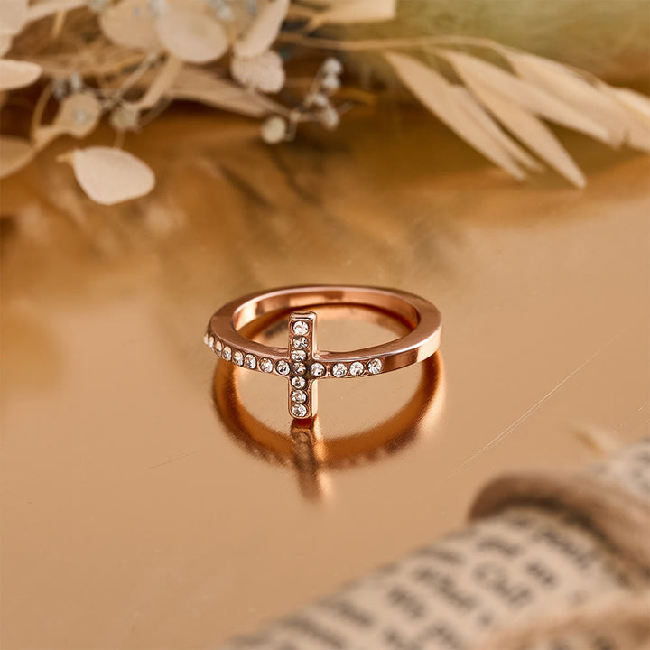 Christianartworkshop Bague délicate en zircon sertie de pierres sur toute sa surface, formant une croix latérale : un symbole de grâce divine discrète - Or rose - US 13 - image 6