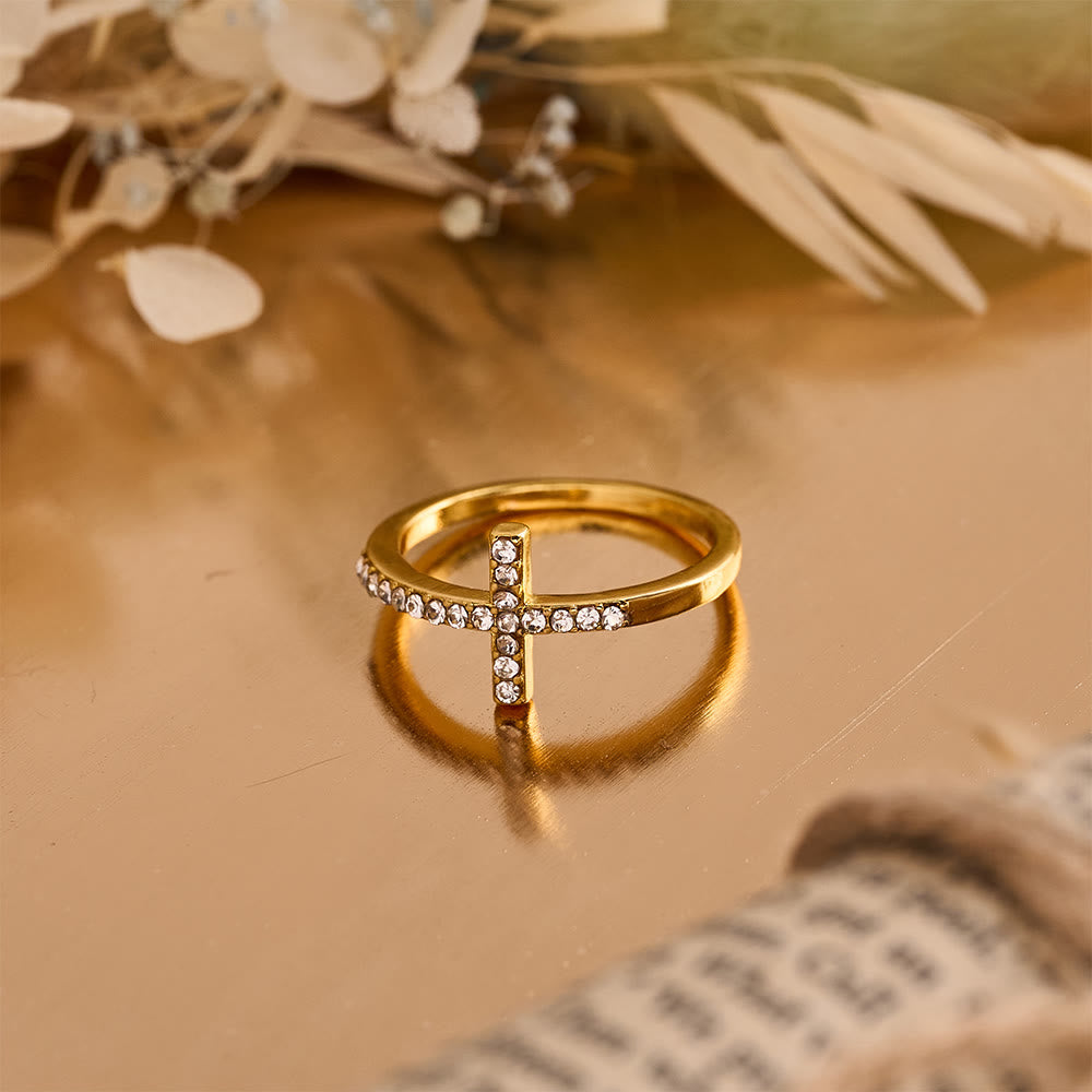 Christianartworkshop Bague délicate en zircon sertie de pierres sur toute sa surface, formant une croix latérale : un symbole de grâce divine discrète - Doré - US 13 - image 1