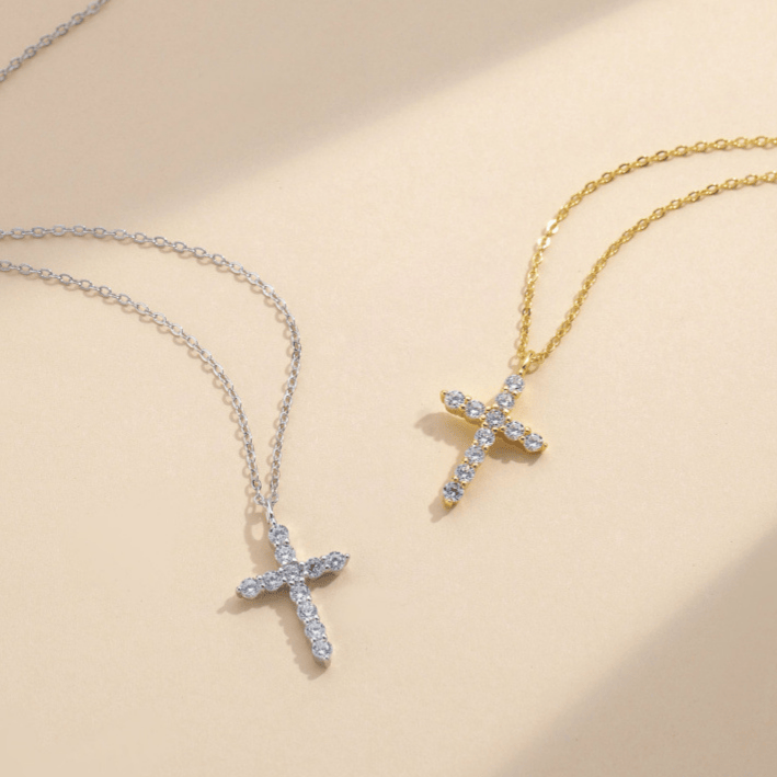 Christianartworkshop Collier croix minimaliste en zircon, tons or et argent : un rappel de la grâce divine subtile - image 1