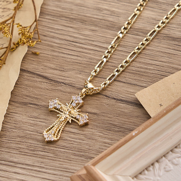 Christianartworkshop Collier pendentif crucifix en zircon orné avec chaîne Figaro : un symbole de dévotion sacrée - image 2