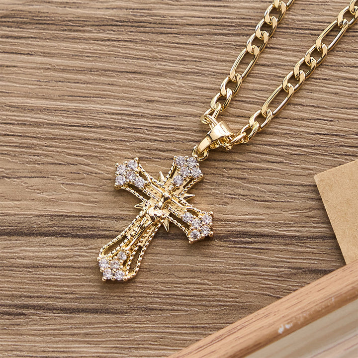 Christianartworkshop Collier pendentif crucifix en zircon orné avec chaîne Figaro : un symbole de dévotion sacrée - image 6
