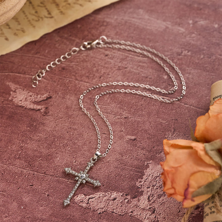 Christianartworkshop Collier pendentif croix raffiné incrusté de zircon avec pierre centrale : un emblème de dévotion silencieuse - image 2