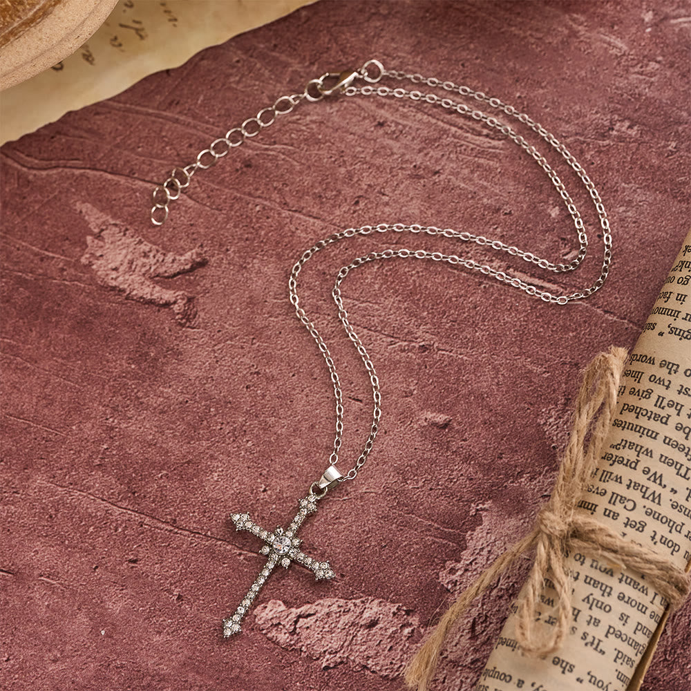 Christianartworkshop Collier pendentif croix raffiné incrusté de zircon avec pierre centrale : un emblème de dévotion silencieuse - image 4