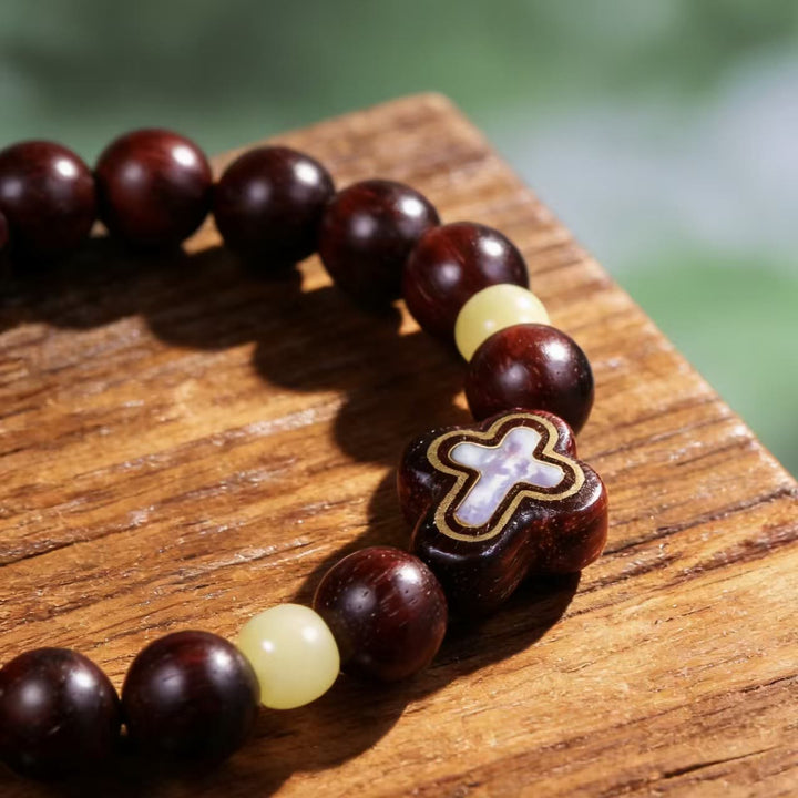 Bracelet croix en perles de bois de santal et de nacre de Christianartworkshop : un symbole de sérénité divine - image 3