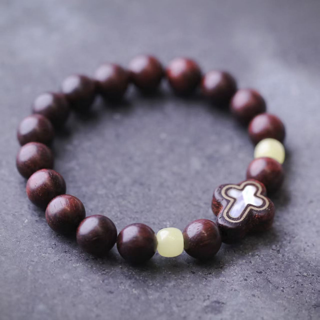 Bracelet croix en perles de bois de santal et de nacre de Christianartworkshop : un symbole de sérénité divine - image 2
