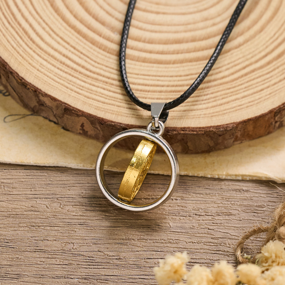Christianartworkshop Collier pendentif bicolore rotatif avec médaille de Saint Benoît : un symbole de protection divine - image 1