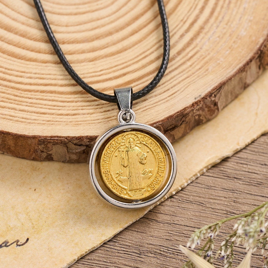 Christianartworkshop Collier pendentif bicolore rotatif avec médaille de Saint Benoît : un symbole de protection divine - Saint Benoît - image 0