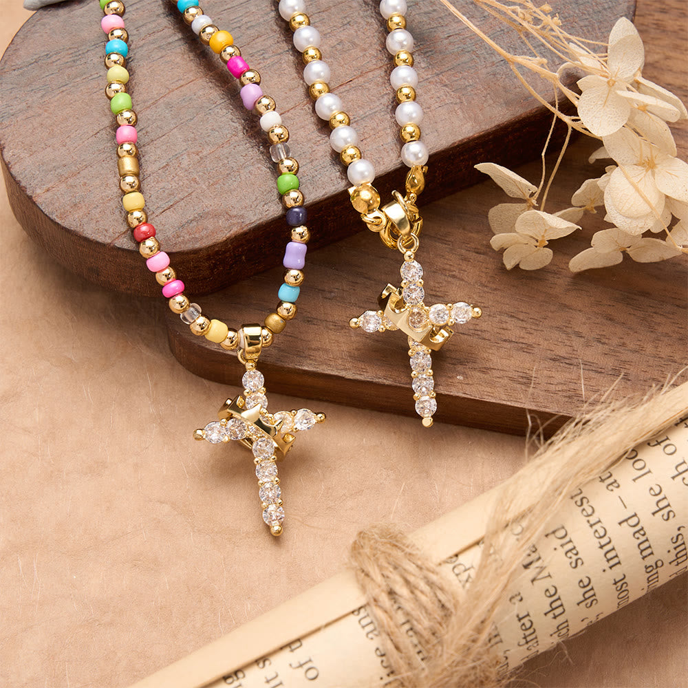 Christianartworkshop Collier croix à perles bicolores avec pendentif croix couronne entièrement pavé de zircon : un symbole de grâce royale et divine - image 1