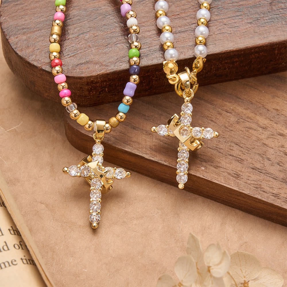 Christianartworkshop Collier croix à perles bicolores avec pendentif croix couronne entièrement pavé de zircon : un symbole de grâce royale et divine - image 0