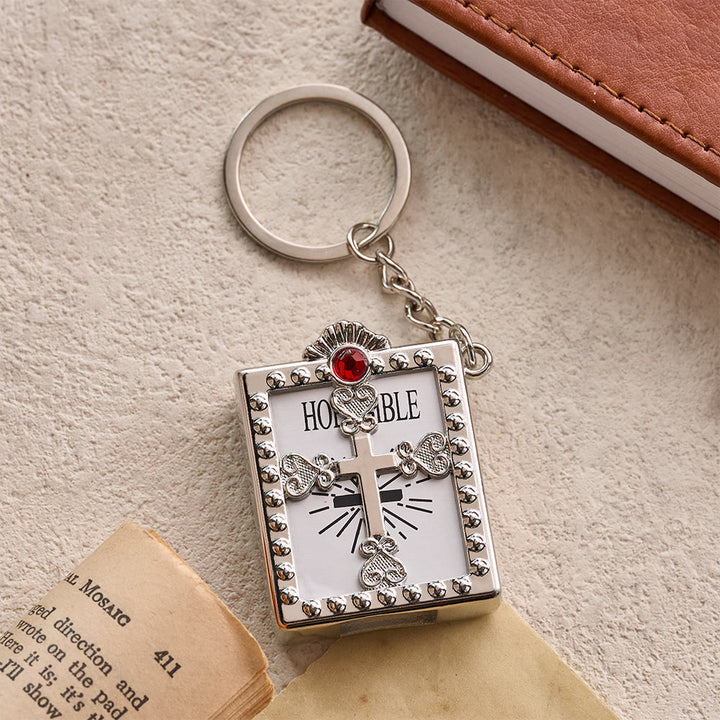 Christianartworkshop Porte-clés mini Bible encadré d'un cœur ajouré et d'une croix, orné d'un zircon incrusté : symbole de la promesse céleste sacrée - Argent et rouge - image 5
