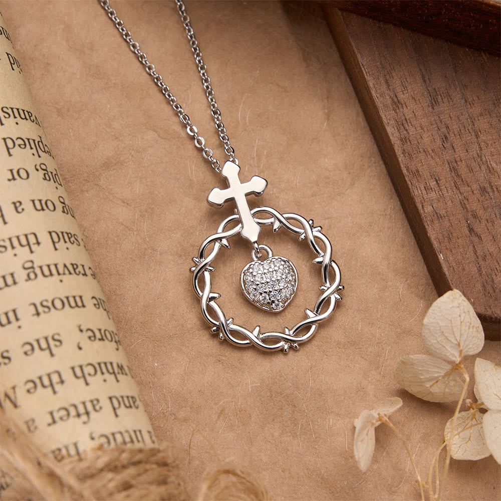 Christianartworkshop Collier pendentif croix pavée de zircon avec couronne d'épines et pierre taillée en forme de cœur : un symbole d'amour rédempteur sacré - image 9