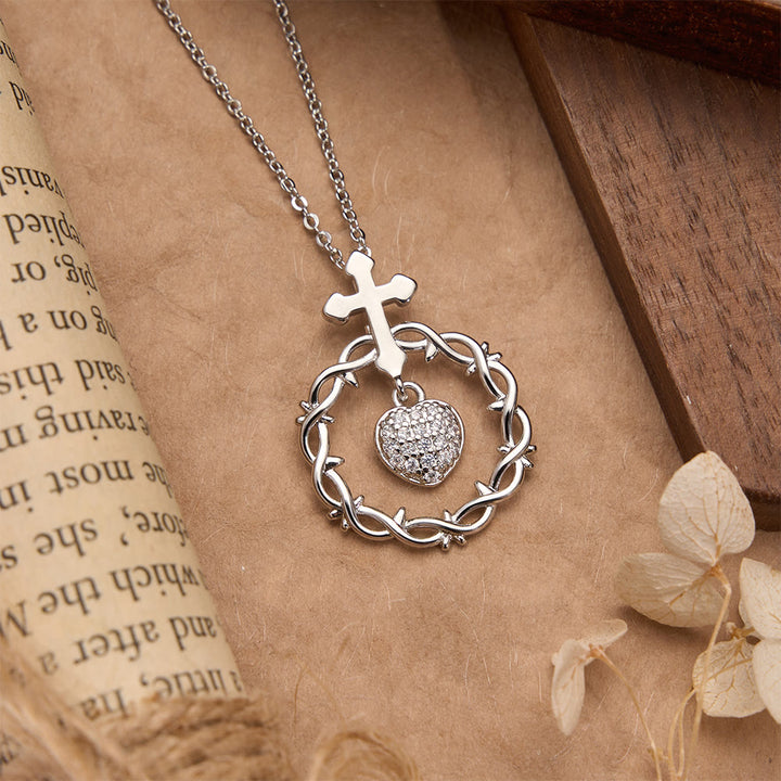 Christianartworkshop Collier pendentif croix pavée de zircon avec couronne d'épines et pierre taillée en forme de cœur : un symbole d'amour rédempteur sacré - image 9