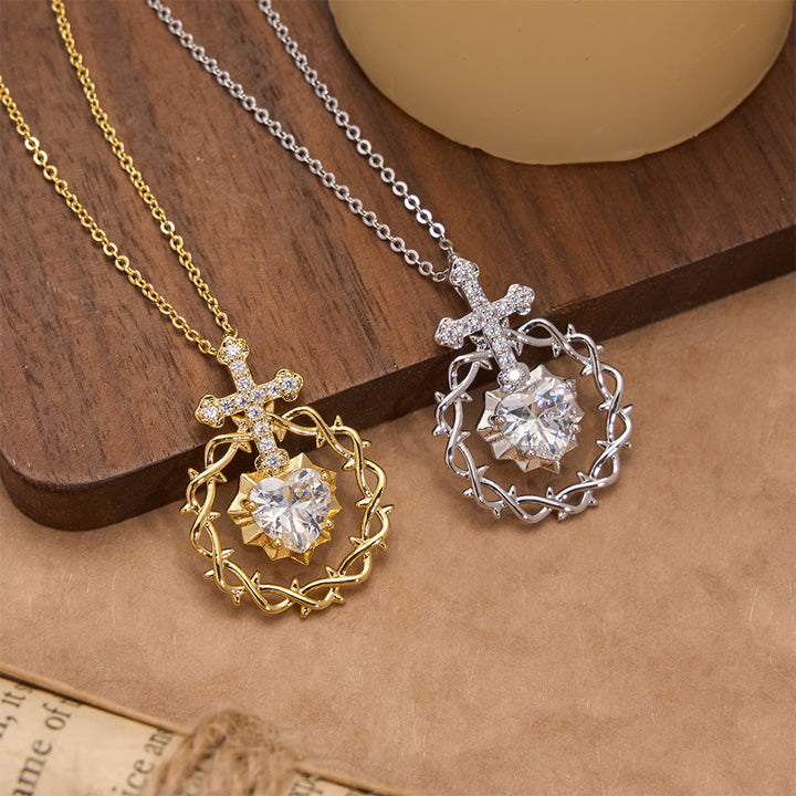 Christianartworkshop Collier pendentif croix pavée de zircon avec couronne d'épines et pierre taillée en forme de cœur : un symbole d'amour rédempteur sacré - image 0