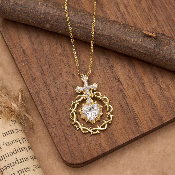 Christianartworkshop Collier pendentif croix pavée de zircon avec couronne d'épines et pierre taillée en forme de cœur : un symbole d'amour rédempteur sacré - image 3