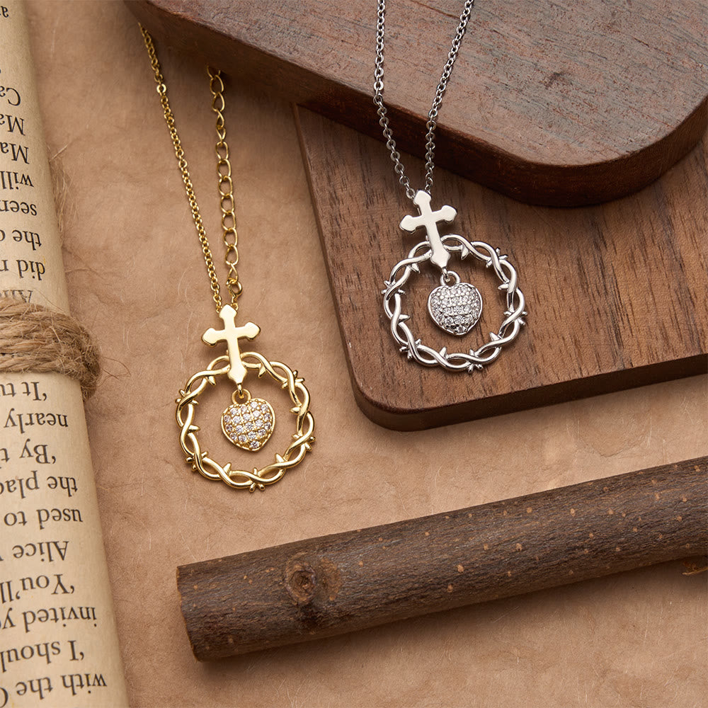 Christianartworkshop Collier pendentif croix pavée de zircon avec couronne d'épines et pierre taillée en forme de cœur : un symbole d'amour rédempteur sacré - image 1