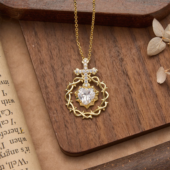 Christianartworkshop Collier pendentif croix pavée de zircon avec couronne d'épines et pierre taillée en forme de cœur : un symbole d'amour rédempteur sacré - Croix en zircon doré - image 2