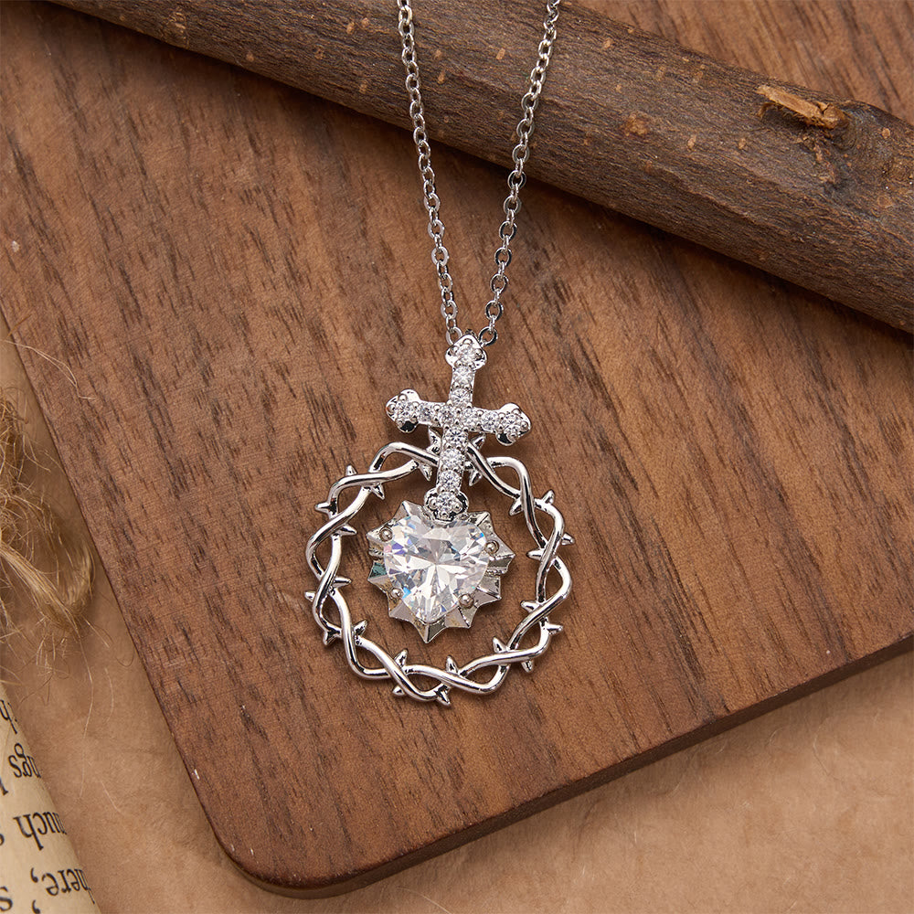 Christianartworkshop Collier pendentif croix pavée de zircon avec couronne d'épines et pierre taillée en forme de cœur : un symbole d'amour rédempteur sacré - image 7