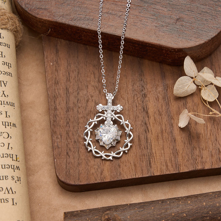 Christianartworkshop Collier pendentif croix pavée de zircon avec couronne d'épines et pierre taillée en forme de cœur : un symbole d'amour rédempteur sacré - Croix en zircon argenté - image 6