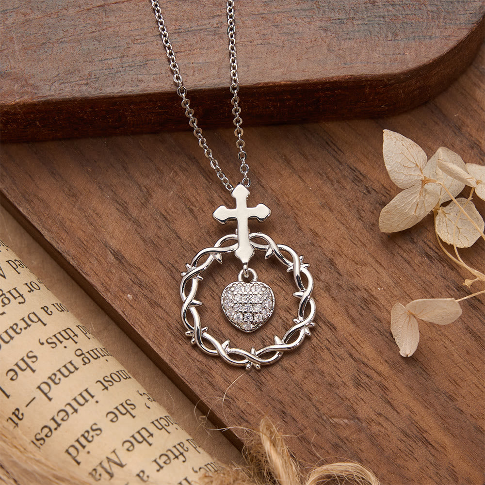 Christianartworkshop Collier pendentif croix pavée de zircon avec couronne d'épines et pierre taillée en forme de cœur : un symbole d'amour rédempteur sacré - Croix argentée brillante - image 8