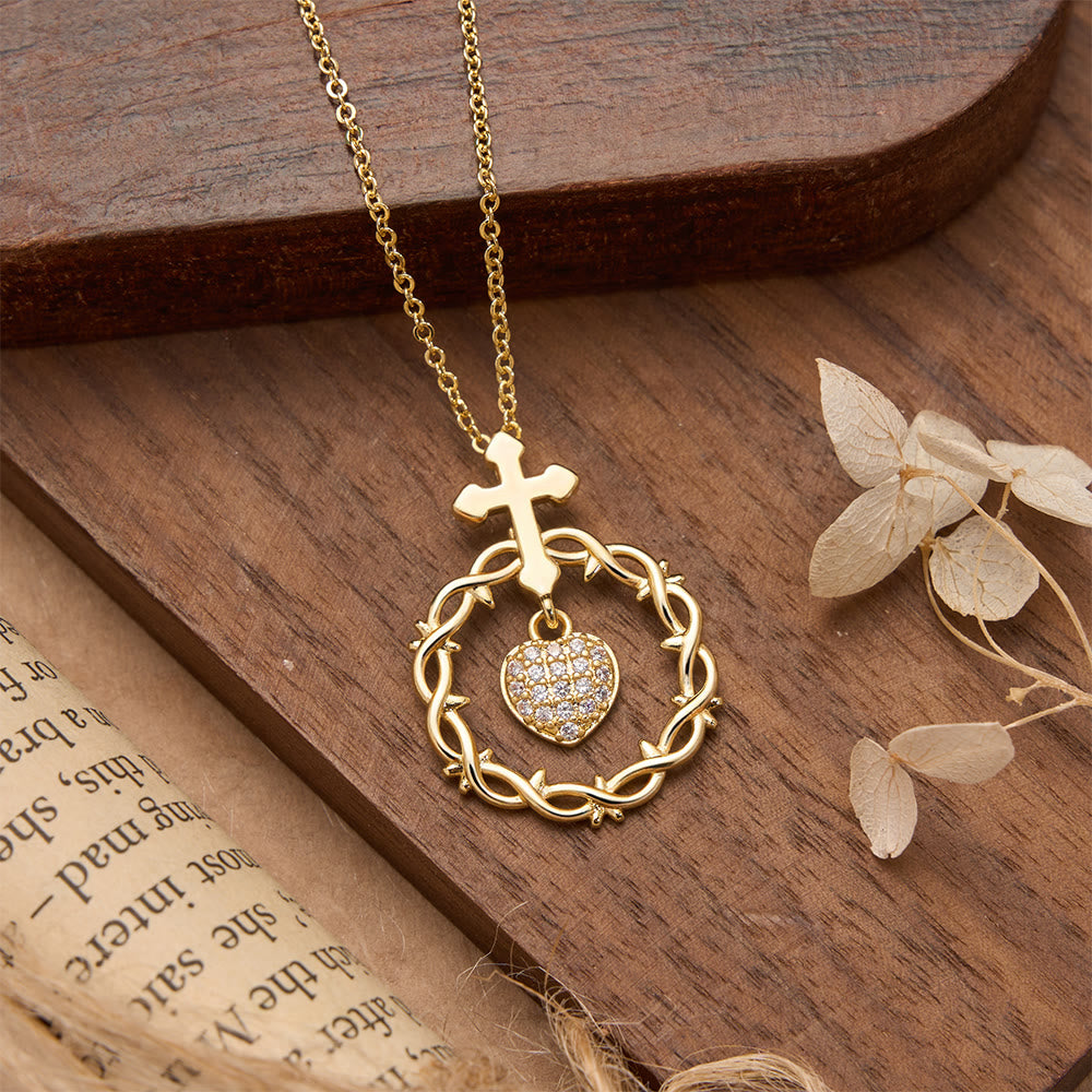 Christianartworkshop Collier pendentif croix pavée de zircon avec couronne d'épines et pierre taillée en forme de cœur : un symbole d'amour rédempteur sacré - Croix dorée brillante - image 4