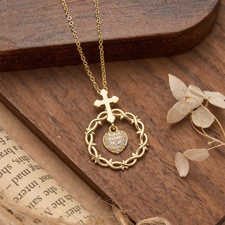 Christianartworkshop Collier pendentif croix pavée de zircon avec couronne d'épines et pierre taillée en forme de cœur : un symbole d'amour rédempteur sacré - Croix dorée brillante - image 4