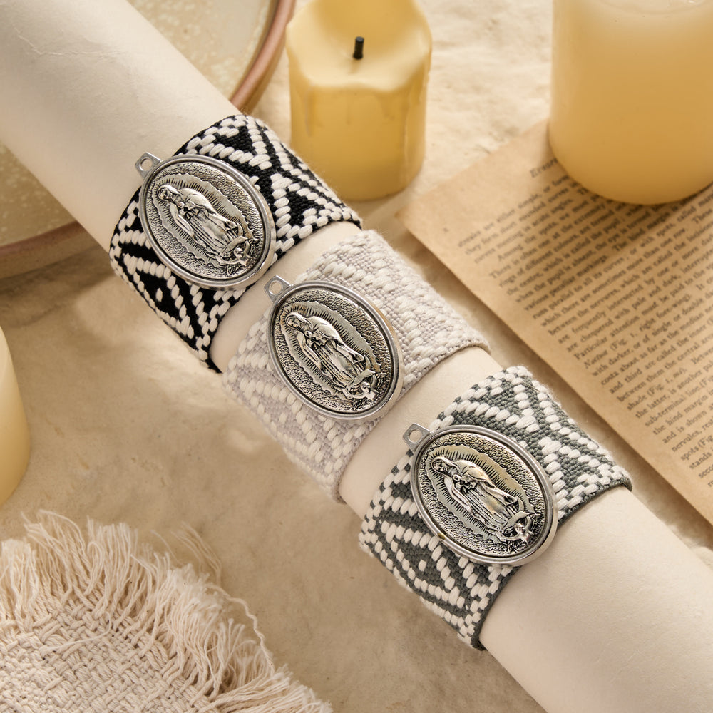 Christianartworkshop Bracelet vintage ovale en relief avec breloque Notre-Dame et pompon tressé : un rappel de la bénédiction maternelle - image 1