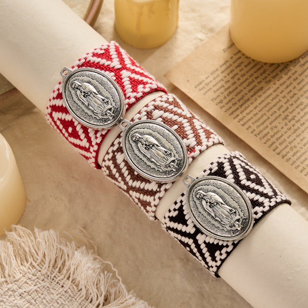 Christianartworkshop Bracelet vintage ovale en relief avec breloque Notre-Dame et pompon tressé : un rappel de la bénédiction maternelle - image 0