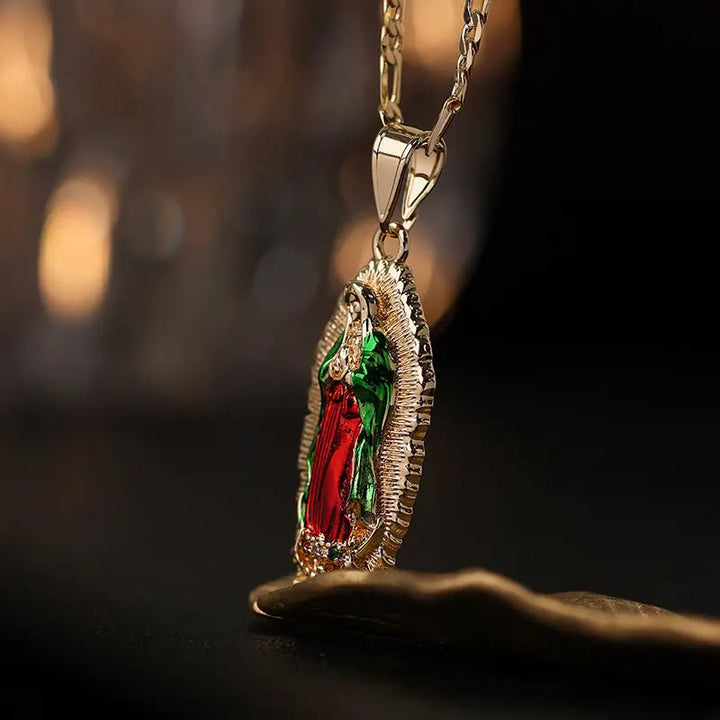 Christianartworkshop Pendentif Vierge de Guadalupe en émail à bordure soleil élégante, chaîne Figaro épaisse - image 5