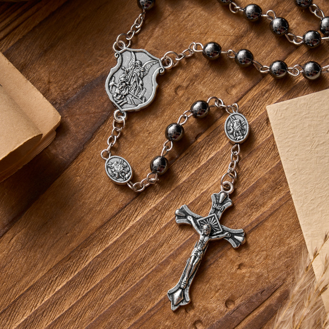 Christianartworkshop Chapelet en hématite avec médaille de l'archange en argent antique et coffret rond gravé assorti - image 4
