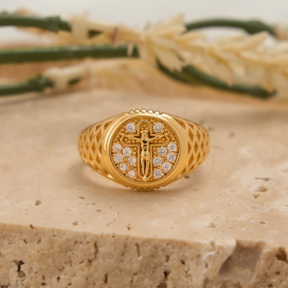 Christianartworkshop Bague chevalière ovale sertie de zircon pavé en forme de crucifix et ornée d'un anneau ajouré : un symbole de grâce sacrée rédemptrice - Crucifix (Convient aux tailles américaines 5 à 8) - image 0