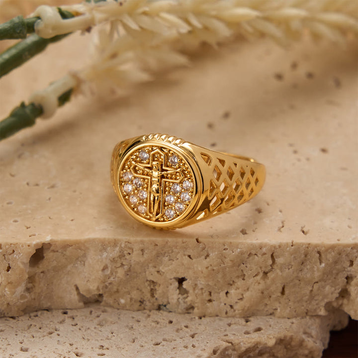 Christianartworkshop Bague chevalière ovale sertie de zircon pavé en forme de crucifix et ornée d'un anneau ajouré : un symbole de grâce sacrée rédemptrice - image 2
