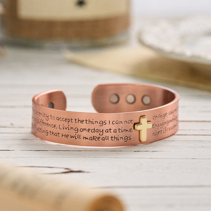 Christianartworkshop Bracelet manchette en cuivre gravé de la Prière de la Sérénité et orné d'une croix incrustée d'or : symbole de sérénité et d'abandon. - image 3