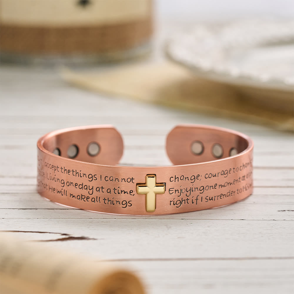 Christianartworkshop Bracelet manchette en cuivre gravé de la Prière de la Sérénité et orné d'une croix incrustée d'or : symbole de sérénité et d'abandon. - Bracelet croix en cuivre rouge - image 0
