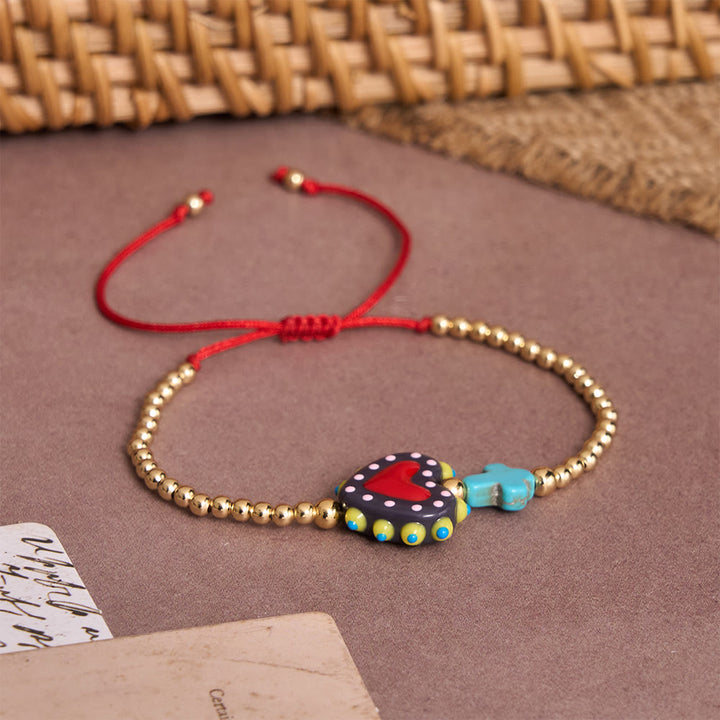 Christianartworkshop Bracelet ajustable en perles dorées, orné d'un cœur sacré décoré à la main, d'une petite croix et d'un motif de dessin animé. - image 7