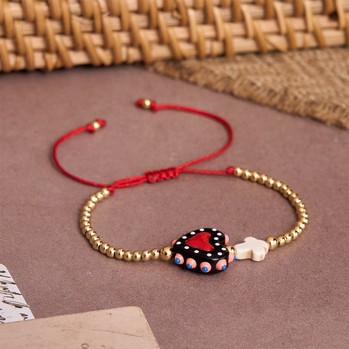 Christianartworkshop Bracelet ajustable en perles dorées, orné d'un cœur sacré décoré à la main, d'une petite croix et d'un motif de dessin animé. - image 3
