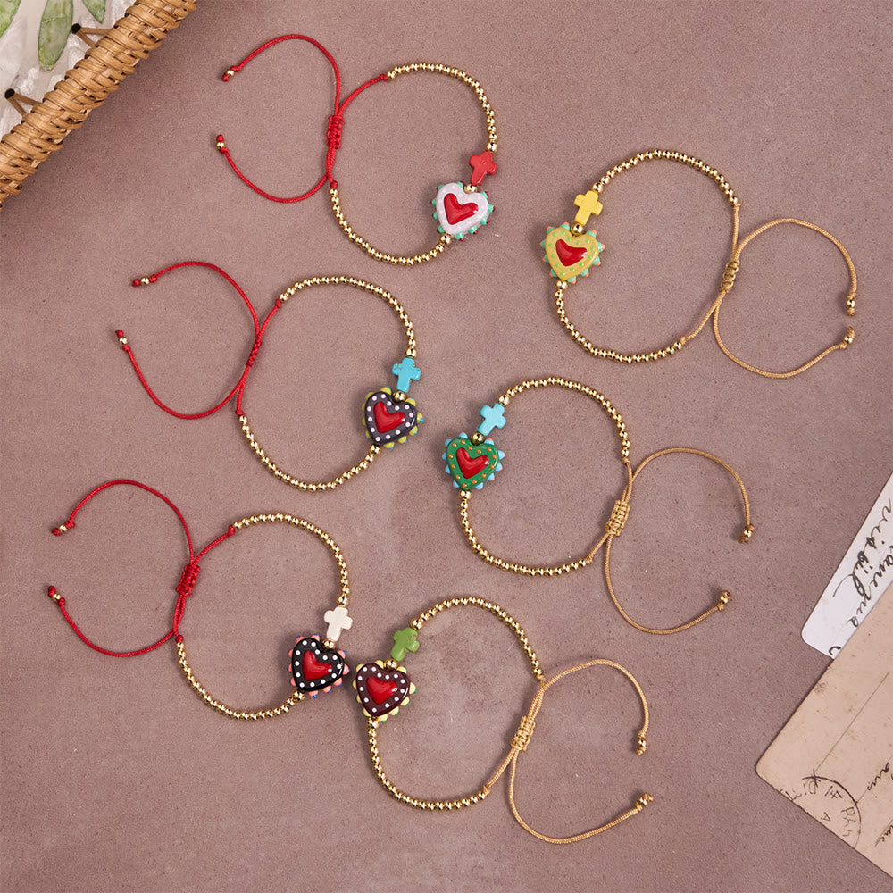Christianartworkshop Bracelet ajustable en perles dorées, orné d'un cœur sacré décoré à la main, d'une petite croix et d'un motif de dessin animé. - image 1