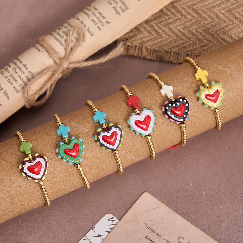 Christianartworkshop Bracelet ajustable en perles dorées, orné d'un cœur sacré décoré à la main, d'une petite croix et d'un motif de dessin animé. - image 0