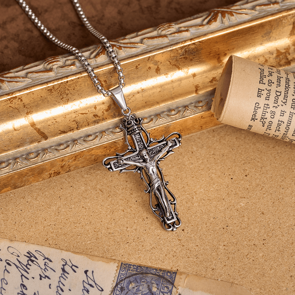 Christianartworkshop Pendentif crucifix vintage à couronne ornée d'épines, avec un corpus détaillé et une chaîne maille forçat classique. - Argent - image 0