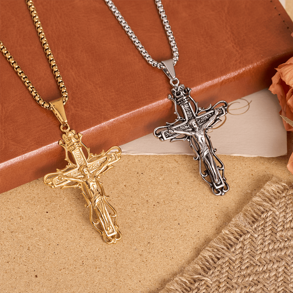 Christianartworkshop Pendentif crucifix vintage à couronne ornée d'épines, avec un corpus détaillé et une chaîne maille forçat classique. - image 1